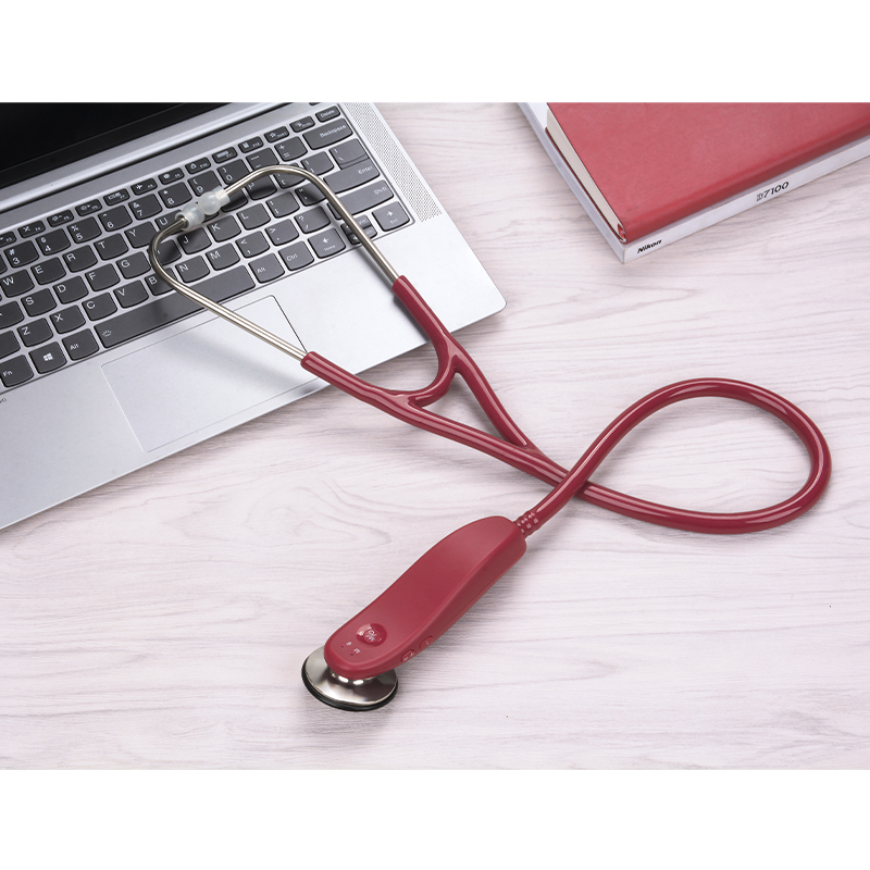 How can a medical electronic stethoscope ensure signal integrity when the battery is low?